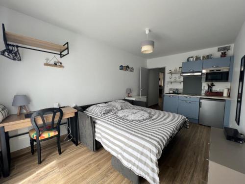 Studio tout confort climatisé avec jardinet, en centre bourg, proche plage, mer, La Rochelle et Chatelaillon