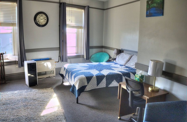 Studio w/Full Kitchen, Near MTU, Houghton, Keweenaw, Dining & on the Trail