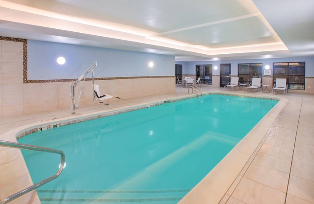 Studio w/Pool Access. Free Breakfast Buffet Everyday. Great Location!