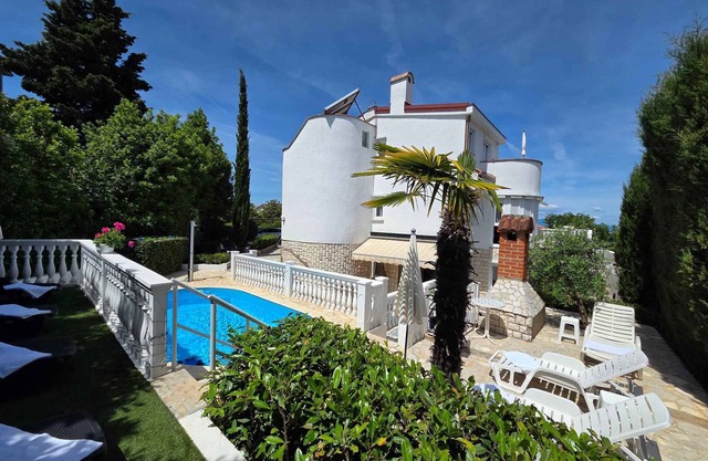 Studio with air conditioning and pool