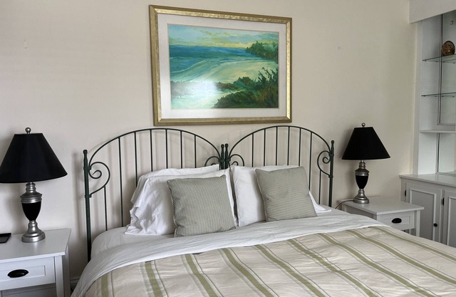 Studio with king bed, close to public transportation, twizy capable.