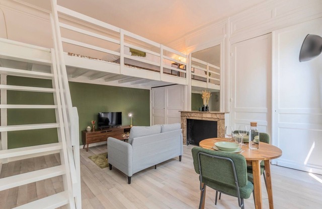 Studio with mezzanine 150m from the metro