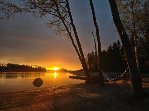 Stuga med strandbastu