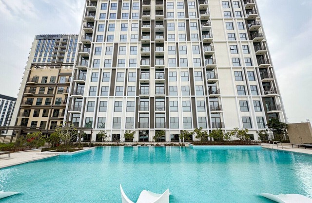 Stunning 1BR in Prestigious Community