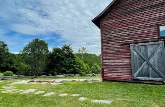 Stunning 2-bedroom Bank Barn with Indoor Fireplace