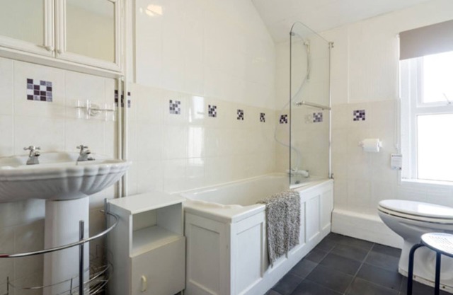 Stunning 2 Bedroom flat with balcony and Seaview