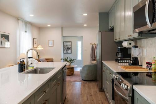 Stunning 2 BR - Parking and Walk to Park