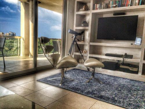 Stunning 2 brm designer View condo in Maho