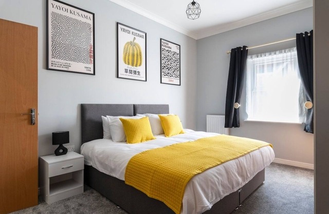 Stunning 2BR 2BA w/Super King Beds + Free Parking