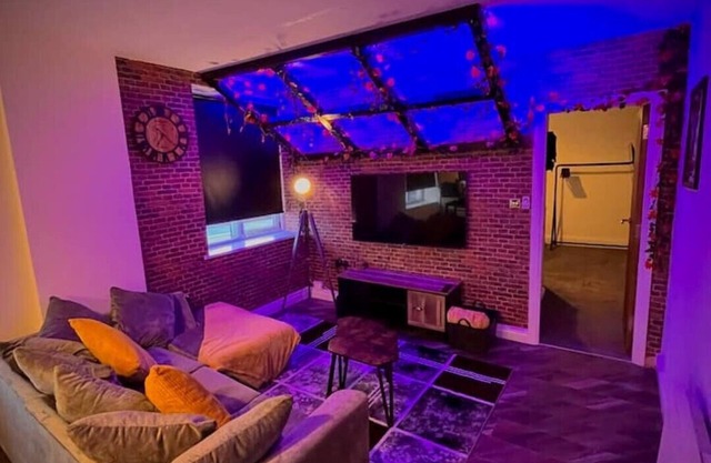 Stunning 2BR 2BH City Centre Apt