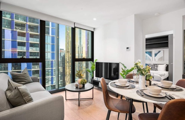 Stunning 2BR Apartment in Melb CBD w/Pool and Gym