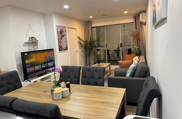 Stunning 3 bd 2 bth city apt - Pool and Carpark