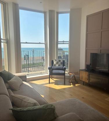 Stunning 3 Bed Apartment with Seaview