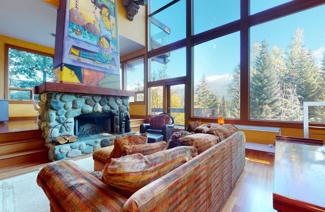 Stunning 3 Bedroom/3.5 Bathroom Blueberry house with breathtaking Mountain Views
