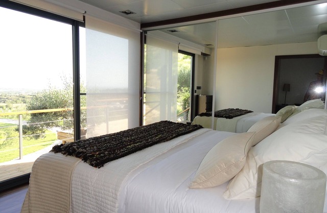 Stunning 3 bedroom en-suite house in farm with pool