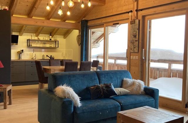 Stunning 3-Room Apartment for 6 with Balcony, Ski Access & Amenities at L'Alpe d'Huez