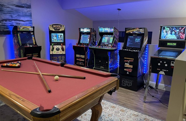 Stunning 3BR: Pool Table, Arcades, Chic Comfort