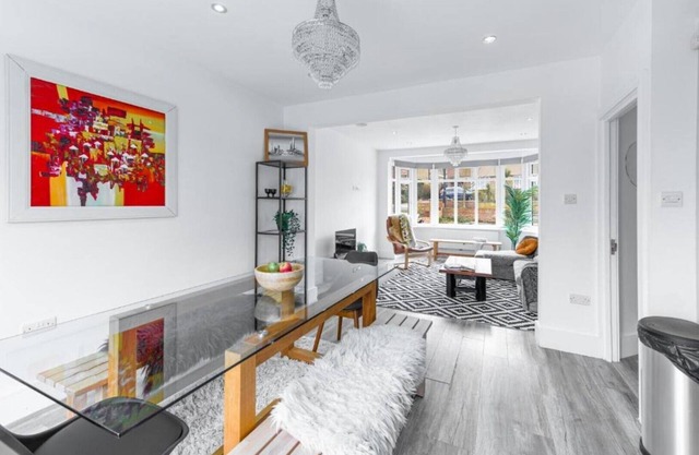 Stunning 3BDR house with free parking