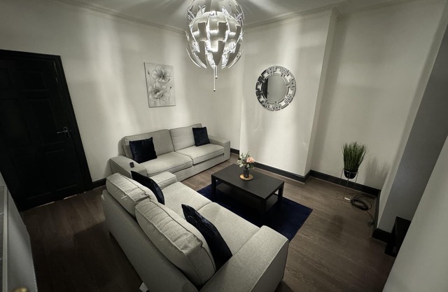 Stunning 4-Bed House in Leeds close to center
