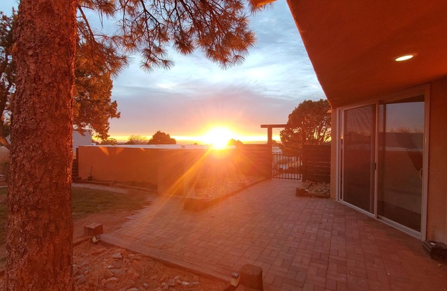 Stunning 4- bedroom Sandia Heights home w/mountain and city views!