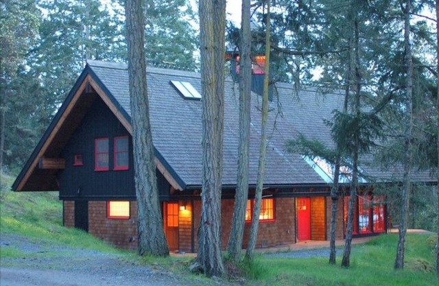 Stunning 4 bedroom water view home on Historic Slanted Apple Farm- sleeps 8