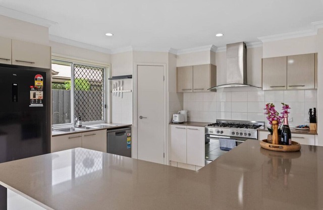 Stunning 4BR Home w/Yard/Parking/Costco/ThemePark