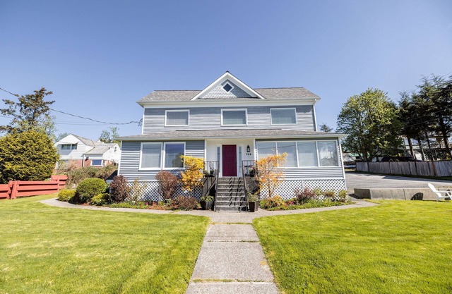 Stunning 5 Bedroom, 4 Bathroom Home Located Downtown