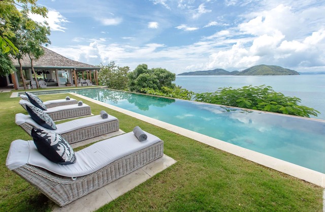 Stunning 6 bedroom villa with beautiful ocean views