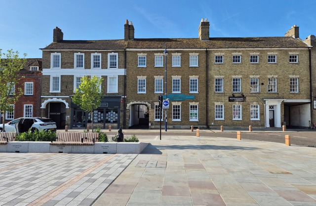 Stunning and spacious Georgian town house in historic town centre with parking!