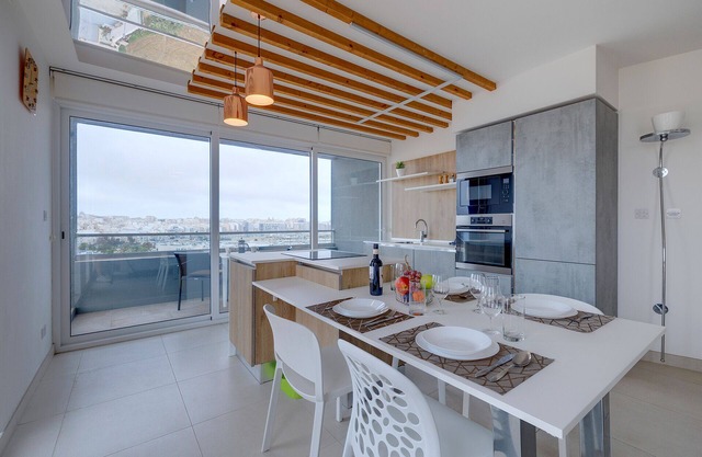 Stunning Apartment, Central Location with Views