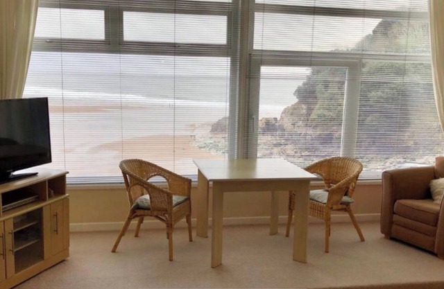 Stunning Beach front Apartment in Caswell Swansea