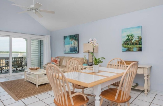 STUNNING BEACHFRONT UPPER VILLA,Electric Awning over Deck,Amenity Cards INCLUDED