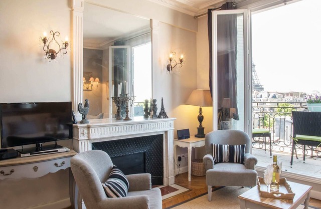 Stunning & Bright, Sleeps 6, w/Big Balcony and Amazing Paris Views