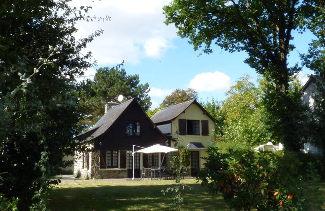 Stunning Brittany cottage right on the bank of the River Vilaine.