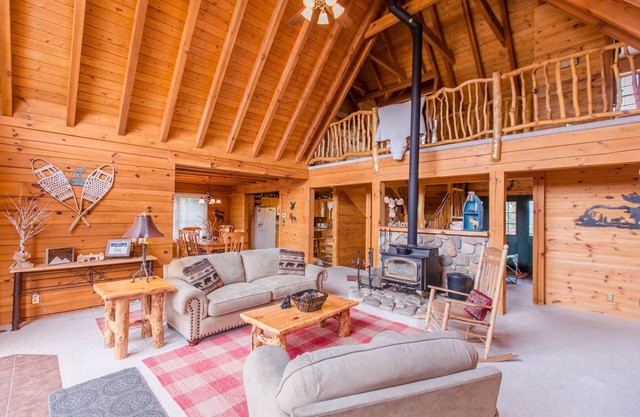 STUNNING Cabin with Breathtaking Views and Plenty of Room for the Whole Family