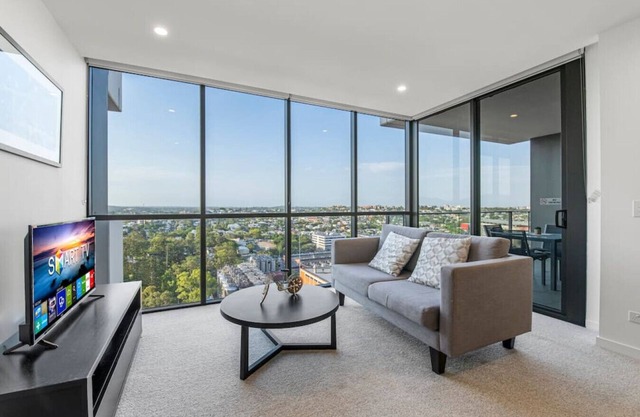 Stunning cityview 1BR Apt 1 min to train