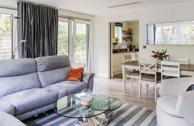 Stunning contemporary bright and modern spacious one bedroom garden flat