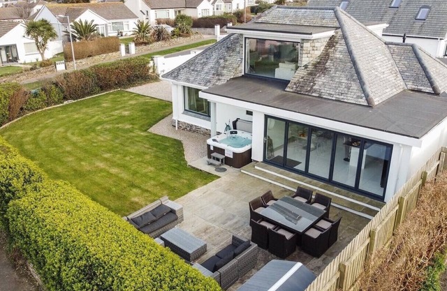 STUNNING CONTEMPORARY COASTAL HOLIDAY HOME WITH HOT TUB, SEA VIEWS AND PARKING