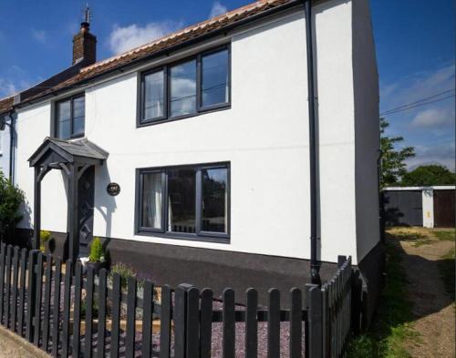 Stunning Cottage With A Private Hot Tub And Sauna In Norfolk Ref 99003Ac