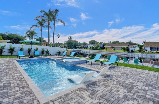Stunning Delray Beach Waterfront Oasis Heated Pool / Spa / Canal / Pool Table