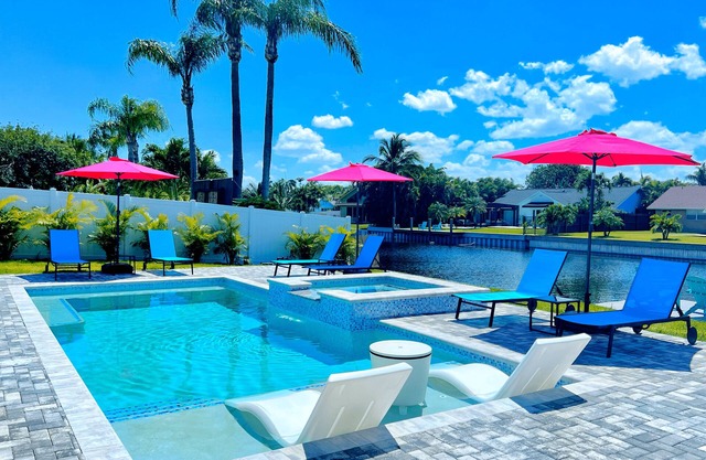 Stunning Delray Waterfront Oasis Heated Pool, Spa, Canal, Huge Patio, Pool Table