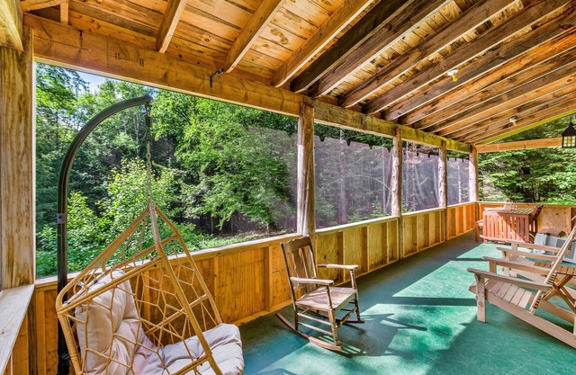 Stunning dog-friendly cabin with grill, deck, golf nearby, & washer/dryer
