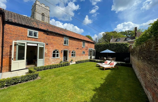 Stunning, dog friendly 3 bedroom/3 bathroom cottage close to beaches & short stroll to pub