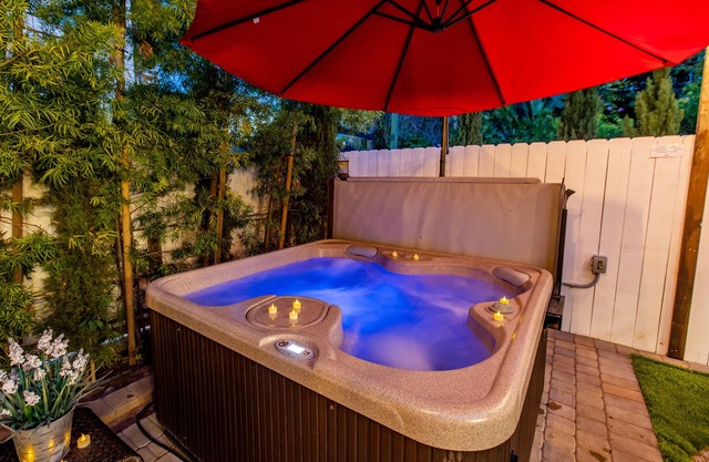Stunning Dream Studio in Hillcrest! Hot Tub Parking AC Grill WashDryer KingBed