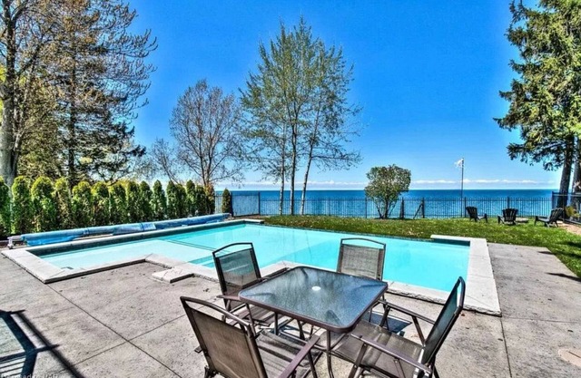 Stunning estate on Lake Ontario