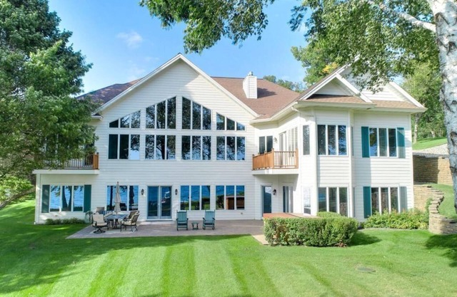 Stunning Executive Cottage on Lake Koronis