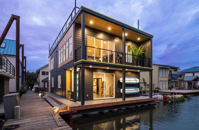 Stunning Floating Home on the Willamette River!