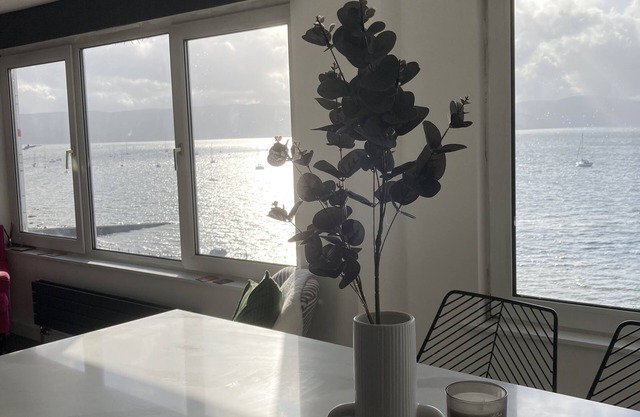 Stunning high spec apartment with Panoramic river views of the Clyde.