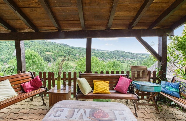 Stunning home in Saint Laurent d'Olt
