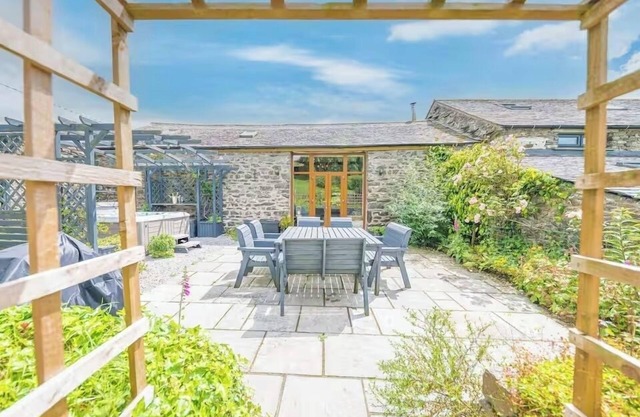 Stunning Holiday Cottage sleeps 8 with a hottub